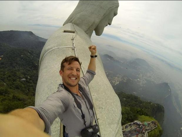 Tháng 5/2014, Lee Thompson, người sáng lập công ty du lịch mạo hiểm Flash Pack, đã thuyết phục cơ quan du lịch Brazil cho phép trèo lên bức tượng Chúa nổi tiếng thế giới. Thompson đã không bỏ qua cơ hội này để chụp những bức ảnh “tự sướng” ở độ cao khiến nhiều người thót tim. (Ảnh: Flashpack.com)