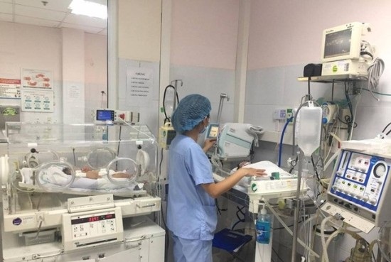 
Các bệnh nhi từ Bắc Ninh chuyển lên đang được điều trị tại Bệnh viện Nhi Trung ương. Ảnh: Bệnh viện cung cấp.
