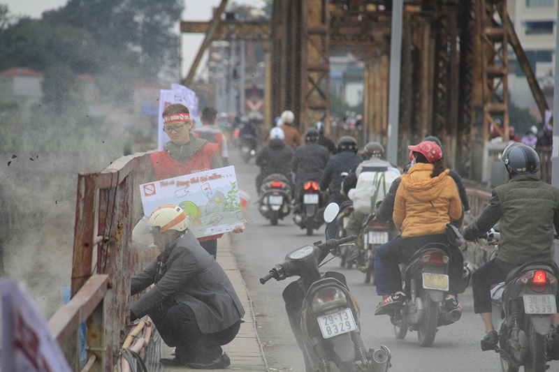 Tình nguyện viên giúp dân "thả cá, không thả nilon" - 6 Một trường hợp nằng nặc đòi tự thả tro bát hương, làm bụi bay mù mịt, ảnh hưởng đến người tham gia giao thông trên cầu