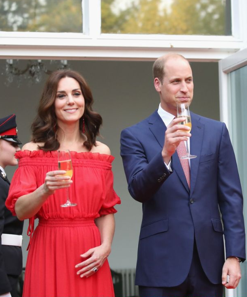 Xuất hiện tại buổi tiệc ngoài trời ở Berlin, Công nương Kate đã chọn bộ váy đỏ nổi bật của nhà thiết kế Alexander McQueen, giúp tôn vóc dáng của bà mẹ hai con. (Ảnh: Getty)