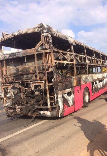 Xe khách bốc cháy, 30 hành khách hoảng loạn bỏ chạy - 2 Chiếc xe khách bị ngọn lửa thiêu rụi chỉ còn trơ khung sắt.