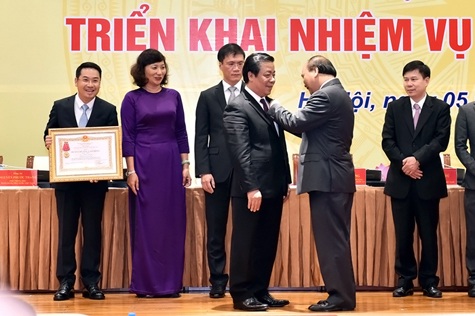 Thủ tướng mong muốn ngành ngân hàng chú trọng xây dựng niềm tin - 2
Thủ tướng trao Huân chương Lao động hạng Nhì cho Phó Thống đốc NHNN. Ảnh: VGP/Nhật Bắc