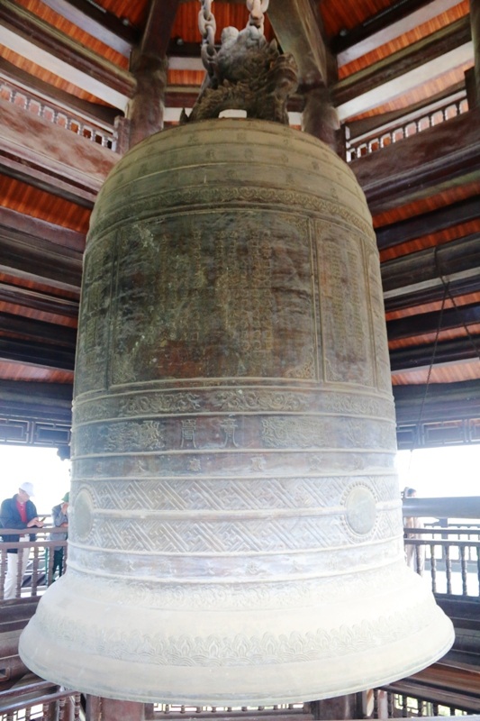 Nổi bật trong tháp chuông là Đại hồng chung lớn nhất Việt Nam, nặng 36 tấn đồng, cao 5,5m được một nghệ nhân người Huế làm. Chuông được đúc tại Huế sau đó mất nhiều ngày vận chuyển ra chùa Bái Đính đặt vào tháp chuông.