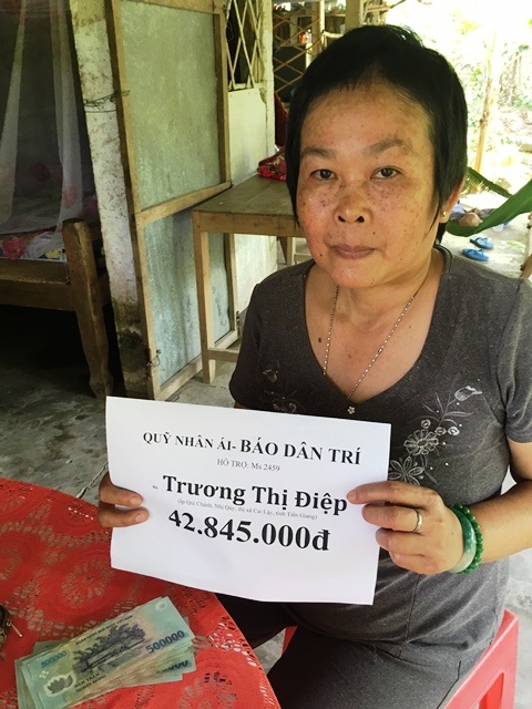 Hơn 42 triệu đồng đến với hoàn cảnh bé lớp 7 chăm cả cha và mẹ cùng mắc ung thư - 1 Bà Điệp trong buổi trao tiền do bạn đọc Dân trí ủng hộ
