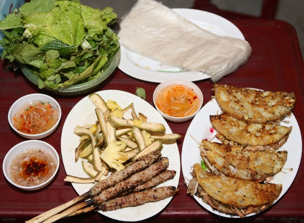 “Dắt túi” những món ăn đường phố cho sinh viên ngày cuối tuần - 2 Bánh xèo, nem lụi Đội Cấn (Ảnh: Internet)