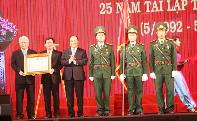 Trà Vinh đón nhận Huân chương Độc lập hạng Nhất - 3
Thủ tướng Nguyễn Xuân Phúc trao Huân chương Độc lập hạng Nhất cho Đảng bộ, chính quyền và nhân dân Trà Vinh