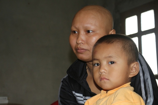 Trao hơn 53 triệu đồng tới gia đình chị Nguyễn Thị Hoa - 1 Khi chưa được các nhà hảo tâm và báo Dân trí giúp đỡ, chị Hoa hết sức tuyệt vọng về cuộc sống của gia đình