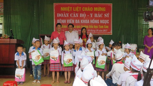 “Trao vòng tay nhân ái” - Những hoạt động ý nghĩa tại Phú Thọ - 2
Bệnh viện Hồng Ngọc tặng 40 suất quà cho học sinh có hoàn cảnh khó khăn của trườngTiều học Tam Sơn