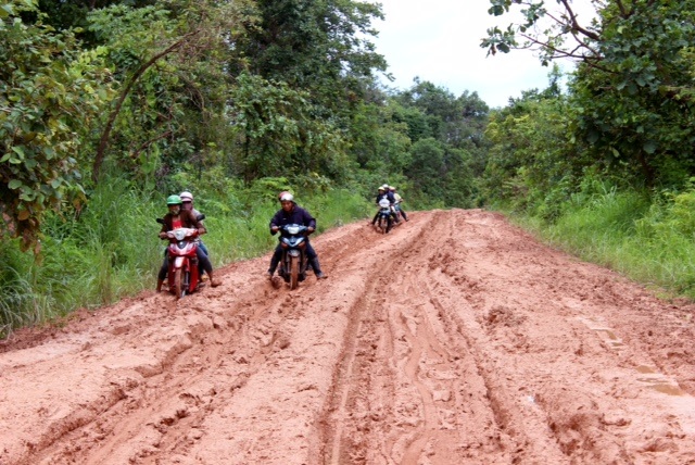 Gia Lai: Khốn khổ cảnh dân vật lộn đi trên con đường "bão táp"! - 2
Người dân chật vật khi đi trên con đường vào các xã của huyện Chư Prông