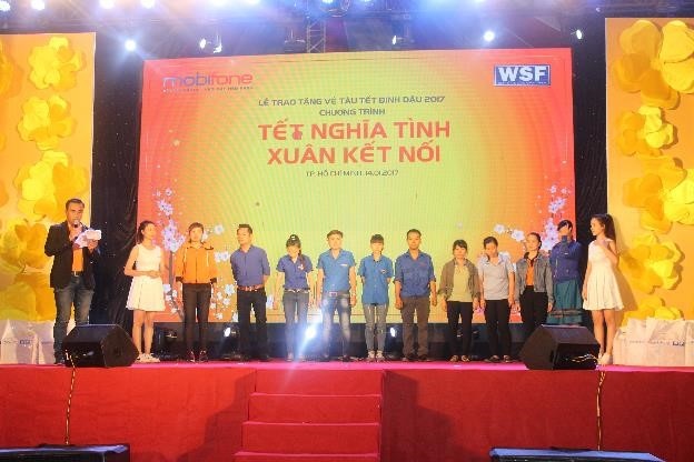 Tặng 1.200 vé tàu Tết cho công nhân - 2 Ngoài vé tàu, MobiFone dành tặng những phần quà ý nghĩa cho công nhân tiêu biểu, vượt qua hoàn cảnh khó khăn đạt nhiều thành tích trong lao động