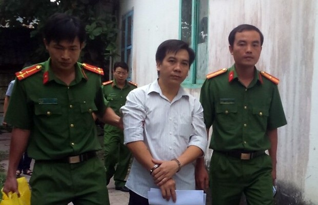 Bắt nguyên Giám đốc công ty lương thực - 2 Nguyễn Tấn Vĩnh, nguyên kế toán trưởng của công ty cũng bị bắt (ảnh C.A)