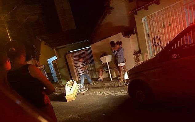 Nhớ anh, em trai đào mồ chở quan tài đi khắp phố - 1 Nhớ anh, em trai đào mồ chở quan tài đi khắp phố - 1