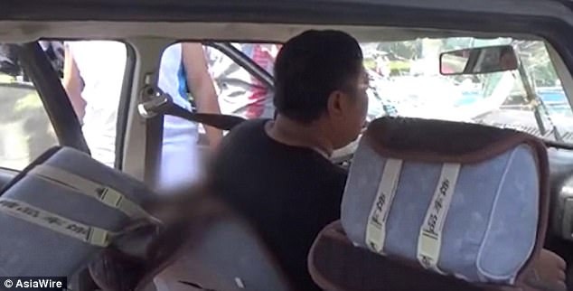 Thoát chết sau khi bị cả một thanh sắt xuyên thủng người - 2
Tài xế trong xe cũng bị thanh sắt xuyên qua người.