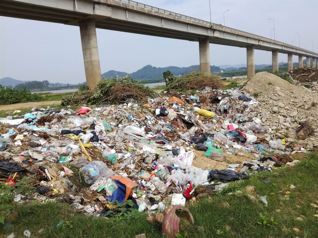 Yêu cầu xử lý việc rác thải làm ô nhiễm sông Lam tại Thanh Chương - 3 Rác ngập chân cầu Rộ.