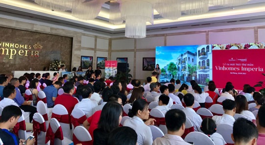 Bà Lê Thu Hằng – Giám đốc kinh doanh dự án Công ty CP Kinh doanh & Quản lý BĐS Vinhomes phát biểu tại buổi lễ.