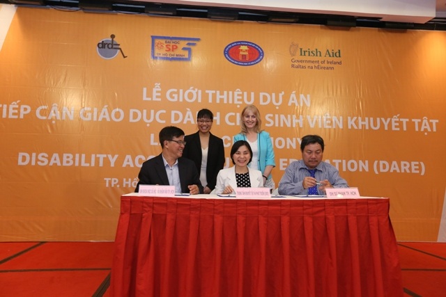 Hỗ trợ sinh viên khuyết tật tiếp cận giáo dục đại học - 3
Lễ kí kết thỏa thuận hợp tác của các đơn vị thực hiện dự án hỗ trợ SVKT học tập