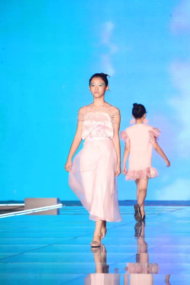 Nữ hoàng Hoa Hồng và con gái hóa vedett trên sàn diễn thời trang - 3 Thần thái, phong cách trình diễn chuyên nghiệp của Hương Ly.