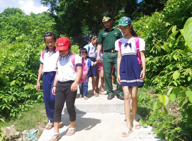 Lớp học tình thương của thầy giáo biên phòng trên đảo Hòn Chuối - 4 Sau khi tan học, thầy lại đưa trò về nhà cho an toàn.