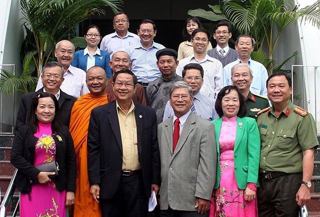 Cần Thơ: Lãnh đạo Thành ủy, Ủy ban tặng quà chúc mừng lễ giáng sinh - 2 Lãnh đạo TP Cần Thơ cùng chụp hình lưu niệm với các vị linh mục tại Ban đại diện Tin lành Việt Nam TP Cần Thơ.