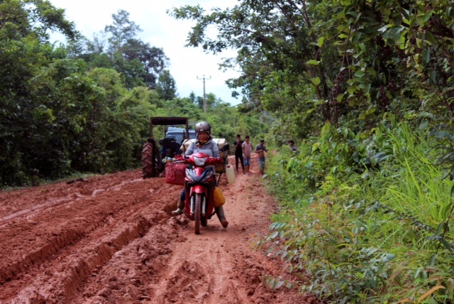 Gia Lai: Khốn khổ cảnh dân vật lộn đi trên con đường "bão táp"! - 3 Dân khổ sở khi lưu thông
