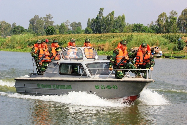 Buôn lậu ở tuyến biên giới Tây Nam: Cuộc chiến đầy cam go - 3 Bộ đội Biên phòng An Giang tăng cường tuần tra kiểm soát tình hình buôn lậu mùa nước nổi