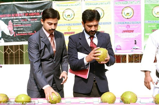 Khó tin "dị nhân" dùng đầu đập vỡ 43 trái dừa - 3
Kiểm tra dừa để đảm bảo không có gian lận