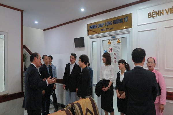 Bệnh viện Hồng Ngọc kí kết hợp tác đào tạo điều dưỡng với Tập đoàn Y tế IMS Nhật Bản - 5 Lãnh đạo cùng các thành viên Tập đoàn y tế IMS đã có chuyến tham quan hệ thống khoa phòng của Bệnh viện Hồng Ngọc