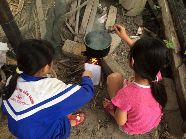 Trao hơn 53 triệu đồng tới gia đình chị Nguyễn Thị Hoa - 2 Sau mỗi buổi đi học về Huyền và Trang lại phải sang nhà hàng xóm xin rau về luộc cho cả nhà ăn