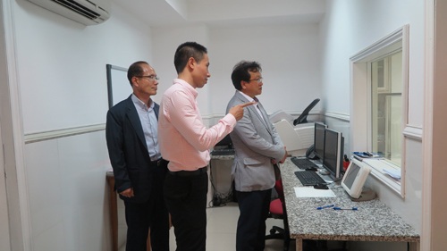 Bệnh viện Hồng Ngọc hợp tác đào tạo bác sĩ với Bệnh viện Kyungpook Hàn Quốc - 4
Dr Kim Sioh tham quan hệ thống máy móc trang thiết bị của Bệnh viện Hồng Ngọc