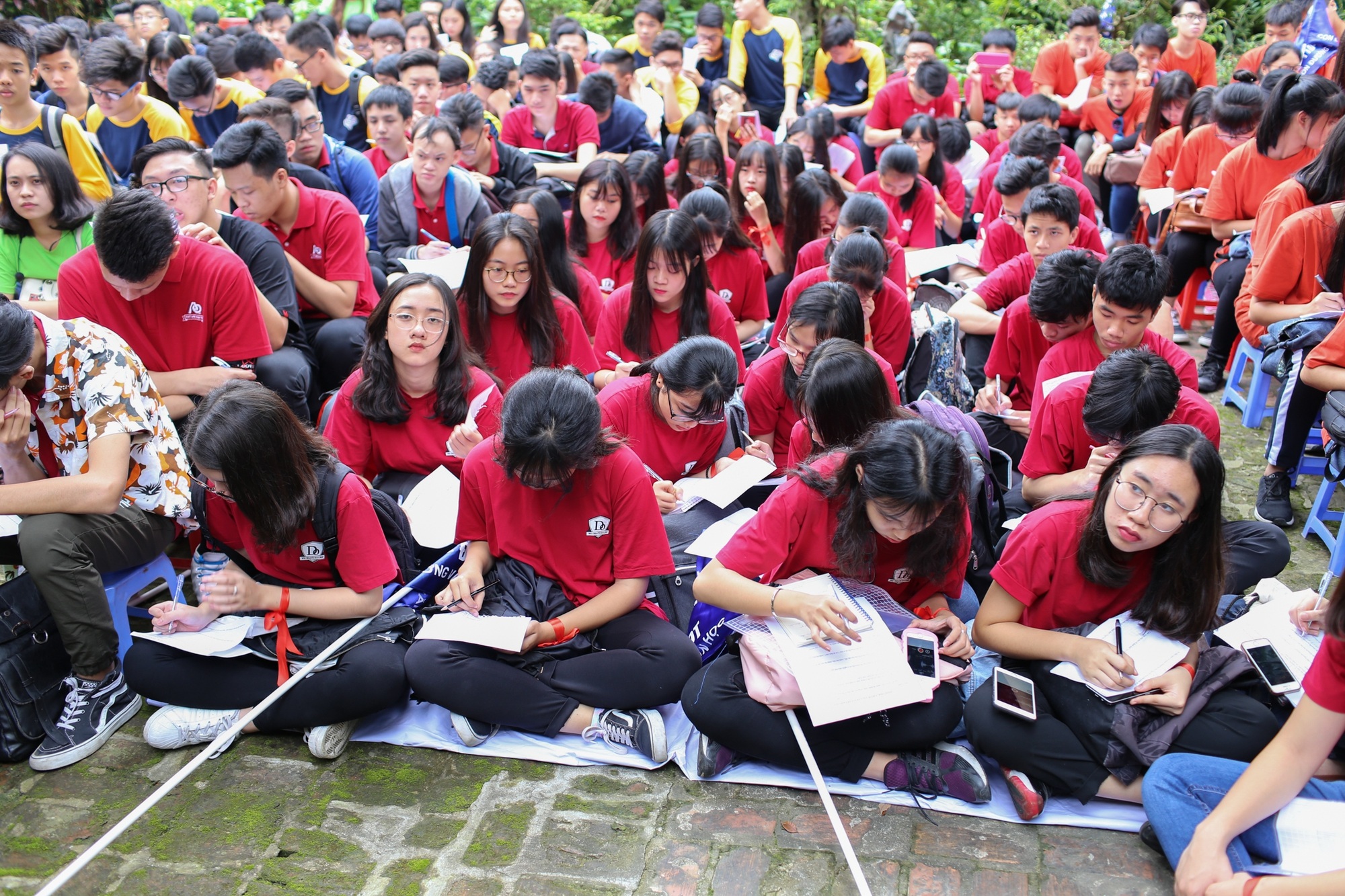 Học sinh Hà Nội về tận quê nhà thơ Nguyễn Khuyến để học văn - 4
Học sinh chăm chú học bài