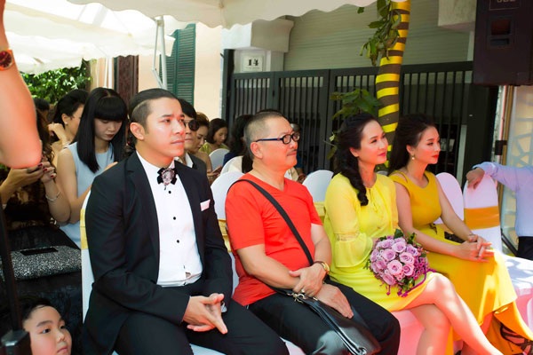Sao và doanh nhân hội ngộ trong lễ khai trương Hiamalaya Spa Phù Đổng Thiên Vương - 4 Ca sĩ Kasim Hoàng Vũ và NSUT Trần Đức cũng tham dự buổi khai trương.