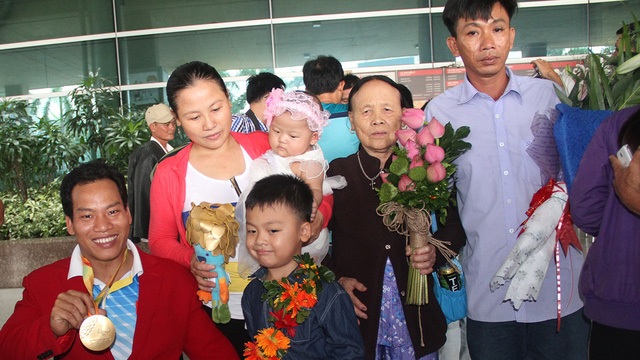 Đoàn thể thao Người khuyết tật Việt Nam về nước sau thành công tại Paralympic - 5
Lê Văn Công với tấm HCV lịch sử ở môn cử tạ hạnh phúc bên gia đình