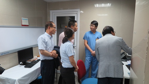 Bệnh viện Hồng Ngọc hợp tác đào tạo bác sĩ với Bệnh viện Kyungpook Hàn Quốc - 5
Đoàn Kyungpook thăm phòng chụp CT 64 dãy hiện đại của Bệnh viện Hồng Ngọc