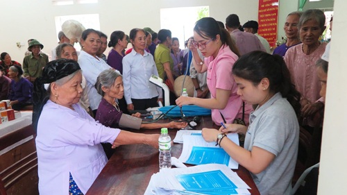 “Trao vòng tay nhân ái” - Những hoạt động ý nghĩa tại Phú Thọ - 5
Các bác cao tuổi được kiểm tra huyết áp và thăm khám sức khỏe cẩn thận