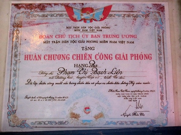 Phạm Thị Bạch Liên - Nguyên mẫu nhân vật ni cô Huyền Trang - 4 Huân chương Chiến công giải phóng do Đoàn Chủ tịch UB Trung ương MTDTGPMNVN tặng bà Phạm Thị Bạch Liên năm 1969.