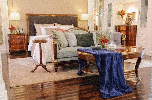 Không gian phòng ngủ hoàn hảo hơn khi có thêm bộ bàn ghế để chủ nhân có thể ngồi trò chuyện, tiếp khách hoặc làm việc.