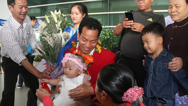 Đoàn thể thao Người khuyết tật Việt Nam về nước sau thành công tại Paralympic - 6
Giây phút hạnh phúc nhất của lực sĩ này là giây phút được bế đứa con gái nhỏ trong vòng tay