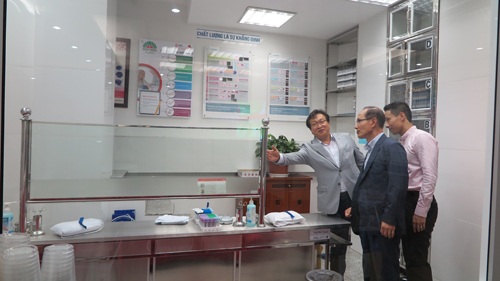 Bệnh viện Hồng Ngọc hợp tác đào tạo bác sĩ với Bệnh viện Kyungpook Hàn Quốc - 6
Dr Kim Sioh trao đổi về cơ sở vật chất tại phòng Xét nghiệm của bệnh viện