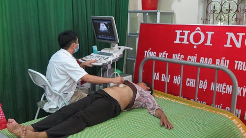 “Trao vòng tay nhân ái” - Những hoạt động ý nghĩa tại Phú Thọ - 6
Bác sĩ đang thực hiện siêu âm cho một người dân