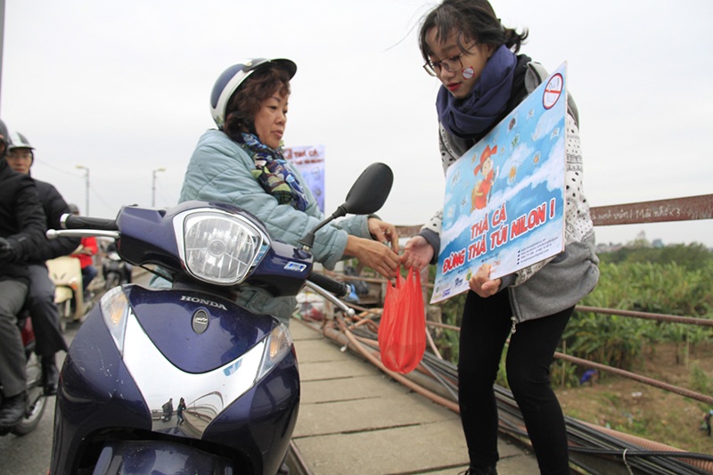 Tình nguyện viên giúp dân "thả cá, không thả nilon" - 12 Tình nguyện viên giúp dân "thả cá, không thả nilon" - 12