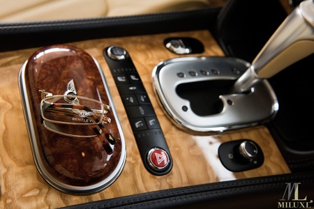 Kính đọc sách sang trọng của Bentley - 8 Với các bản lề thông minh, kính Bentley được gập nhanh chóng và gọn gàng.