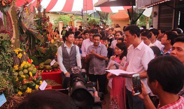 Nhiều củ, quả độc lạ được người dân “khoe” tại lễ hội du lịch trái cây - 1 Rất đông người dân tới xem các loại củ, quả khủng