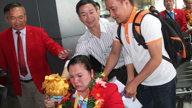 Đoàn thể thao Người khuyết tật Việt Nam về nước sau thành công tại Paralympic - 8
Ngày về không chỉ có nụ cười, mà còn có cả những giọt nước mắt hạnh phúc: Nữ lực sĩ cử tạ (HCĐ Paralympic) Đặng Thị Linh Phượng nghẹn ngào khi người thân ra đón