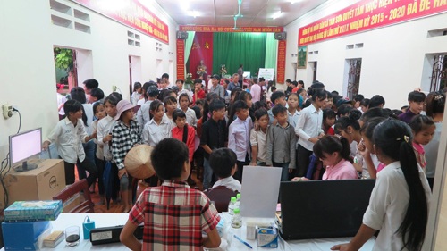 “Trao vòng tay nhân ái” - Những hoạt động ý nghĩa tại Phú Thọ - 8
Các em học sinh xếp hàng chờ tới lượt khám