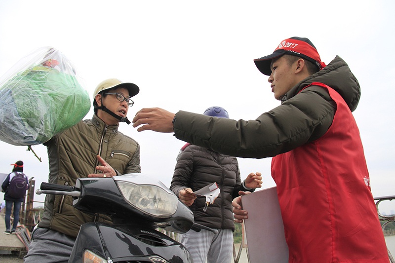 Tình nguyện viên giúp dân "thả cá, không thả nilon" - 5 Nhiều người rất vui mừng khi nhận được sự hỗ trợ