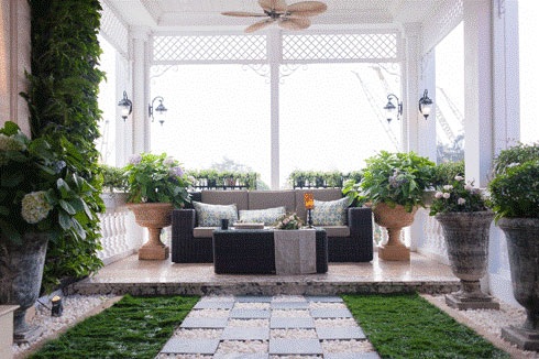 Một góc không gian xanh đầy hoa và ánh sáng giúp chủ nhân có những giây phút thư giãn tuyệt vời.