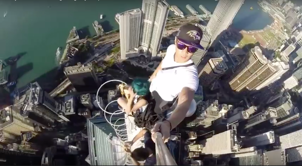 Daniel Lau đã cùng những người bạn của mình trèo lên đỉnh của tòa nhà chọc trời cao thứ 5 tại Hong Kong để chụp ảnh “tự sướng”, bất chấp mọi nguy hiểm có thể xảy ra. (Ảnh: Instagram)