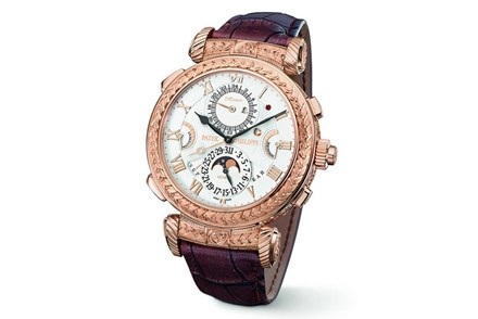 
Chiếc siêu đồng hồ có tên đầy đủ là Patek Philippe Grandmaster Chime. Nó được tạo ra để kỷ niệm 175 năm tồn tại của hãng đồng hồ Patek Philippe. Sau 8 năm liền chế tác, chiếc đồng hồ đã chính thức được xuất xưởng. Chỉ có 7 chiếc được tạo ra trên thế giới, mỗi chiếc có giá lên tới 2,6 triệu USD. Chiếc đồng hồ có 2 mặt, đều được chế tác thủ công hết sức tinh vi bởi những nghệ nhân giỏi nhất.
