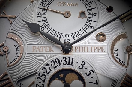 
Grandmaster Chime có độ dày 16,1mm, được làm từ 1.366 chi tiết. Mất 60.000 giờ để tạo ra những chi tiết trên và thêm 100.000 giờ nữa để lắp chúng lại thành chiếc đồng hồ hoàn chỉnh. Mặt đồng hồ có thể xoay 180 độ nhờ khớp nối, trong khi dây được làm từ da cá sấu.
