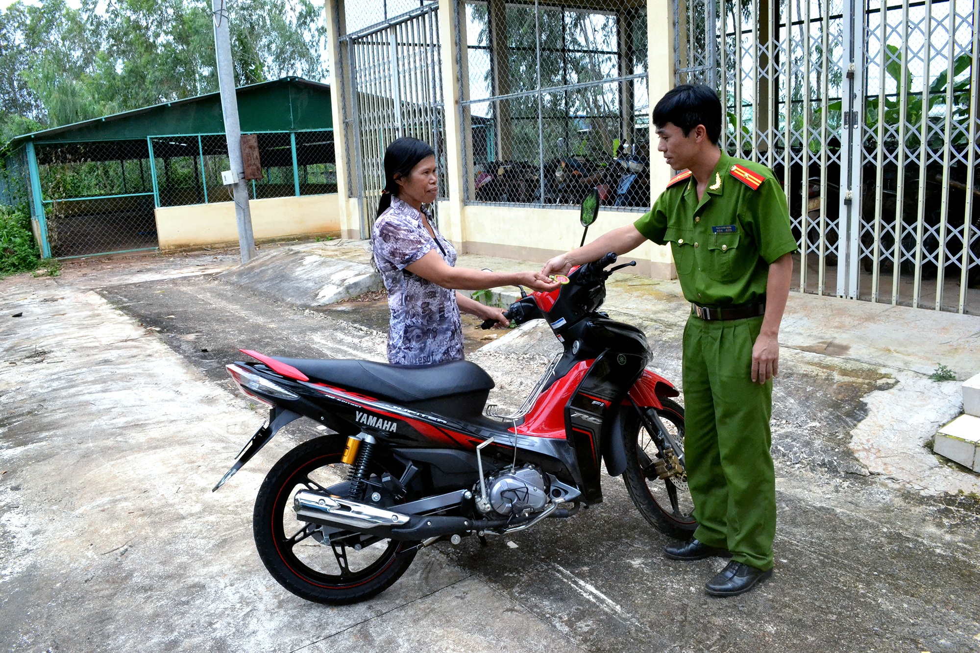 ảnh công an trao trả tài sản mất cắp lại cho nhân dân (2)